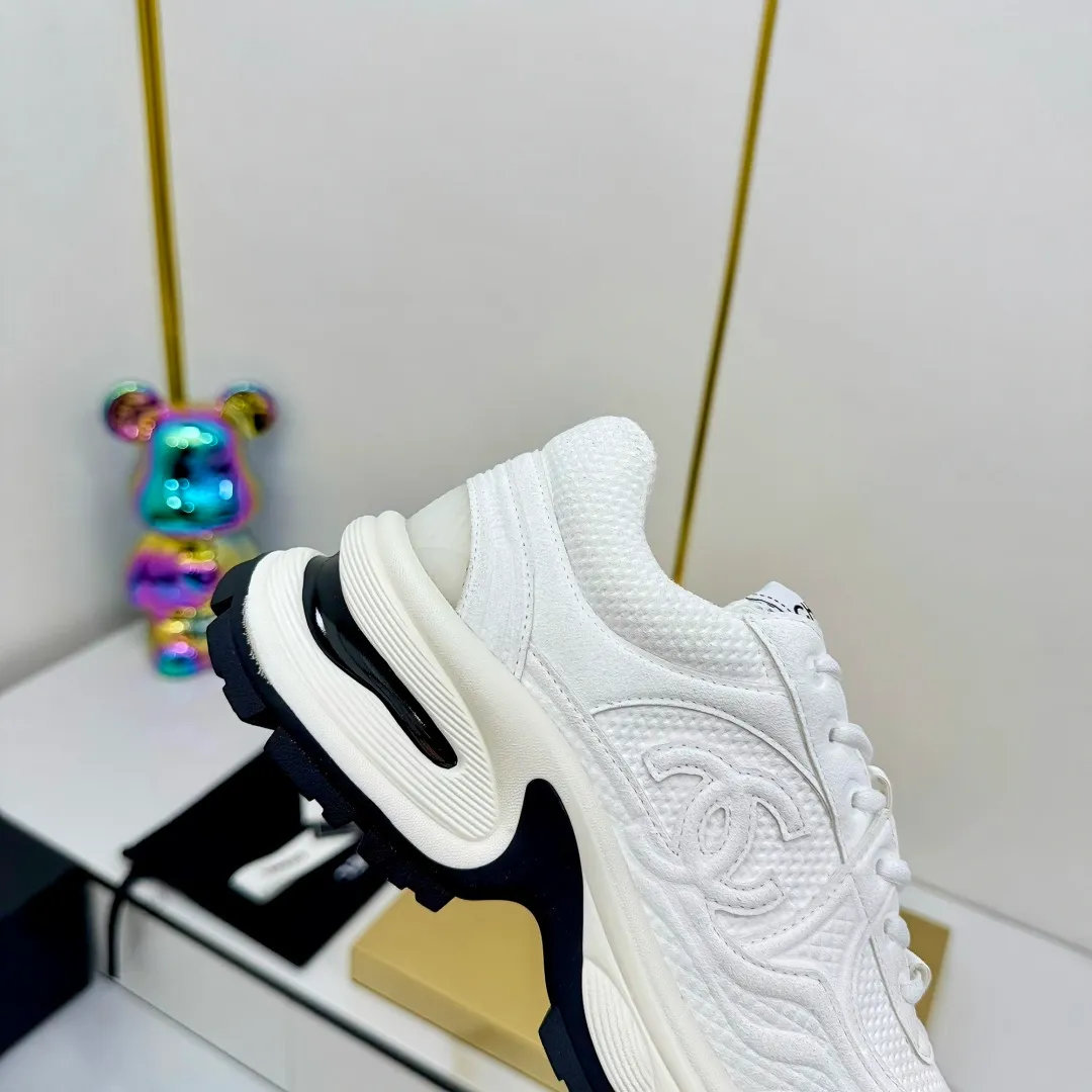 👟👟Ex-factory price 680👟👟 Upgraded version, upgraded version, upgraded version! No rebuttal accepted! ! ! ! Chanel Chanel panda shoes! 2025 counter's top casual sports shoes. This classic design; the upper is electro-embroidered with a variety of techniques; the outsole is fashionable and sporty; the unusual inclusion of a variety of color matching elements... The diversified mix and match is very good-looking and versatile, and can be used for leisure, fashion, sports, and outdoor... ꫛꫀꪝ Go➫ Materials: ❶Upper made of: original imported first-layer silk cowhide + original waterproof cloth + original first-layer cowhide ❷Inner lining: Original Yangli+Net ❸Outsole based on: Original TPU combination outsole Counter boutique packaging complete set for women 35–41 👉 👉 👉 👉